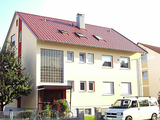Prefa Dachplatte in Oxydrot Stucco, Wohnhaus im Lusserweg in Gerlenhofen