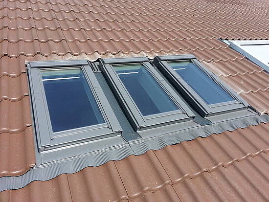VELUX GGU Dachfenster Everfinish (Kunststoff weiss) als 3er Kombination - von Außen