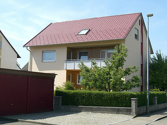 Prefa Dachplatte in Oxydrot Stucco, Wohnhaus im Lusserweg in Gerlenhofen