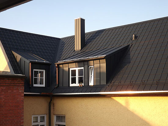 Prefa Dachplatte in Anthrazit P.10 Stucco, Wohn- und Geschäftshaus Karlstraße in Ulm