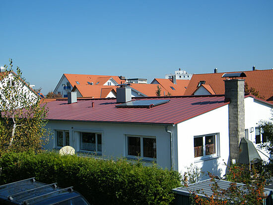 Prefa Doppelstehfalzblechdach Oxydrot Stucco, Wohnhaus Bgm.-Lopp Straße in Pfuhl