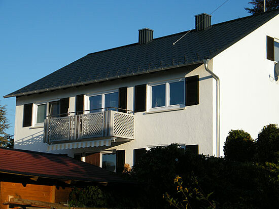 Prefa Dachplatte in Anthrazit P.10 Stucco, Wohnhaus Raiffeisenstraße in Pfaffenhofen