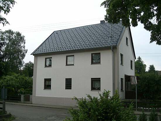 Prefa Dachplatte in Anthrazit Stucco, Wohnhaus Raiffeisenstraße in Pfaffenhofen
